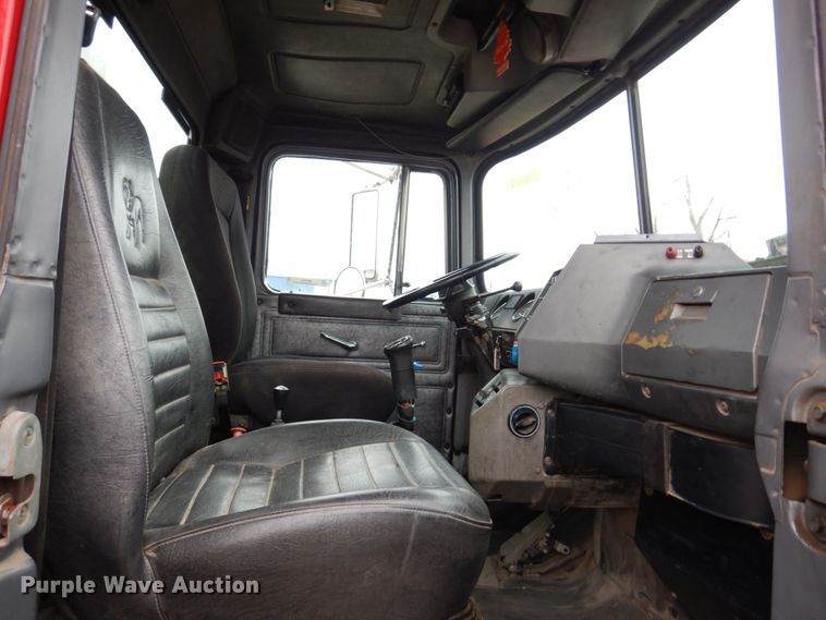 image for item IM9853 2002 Mack RD Series  semi truck