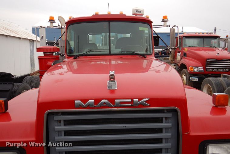 image for item IM9853 2002 Mack RD Series  semi truck