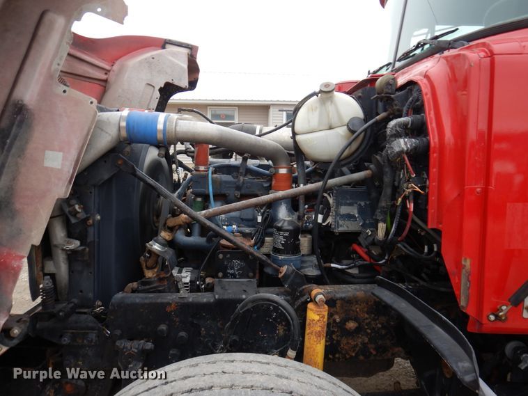 image for item IM9853 2002 Mack RD Series  semi truck