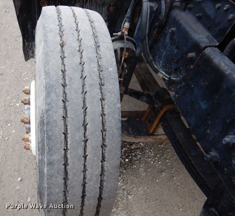 image for item IM9853 2002 Mack RD Series  semi truck