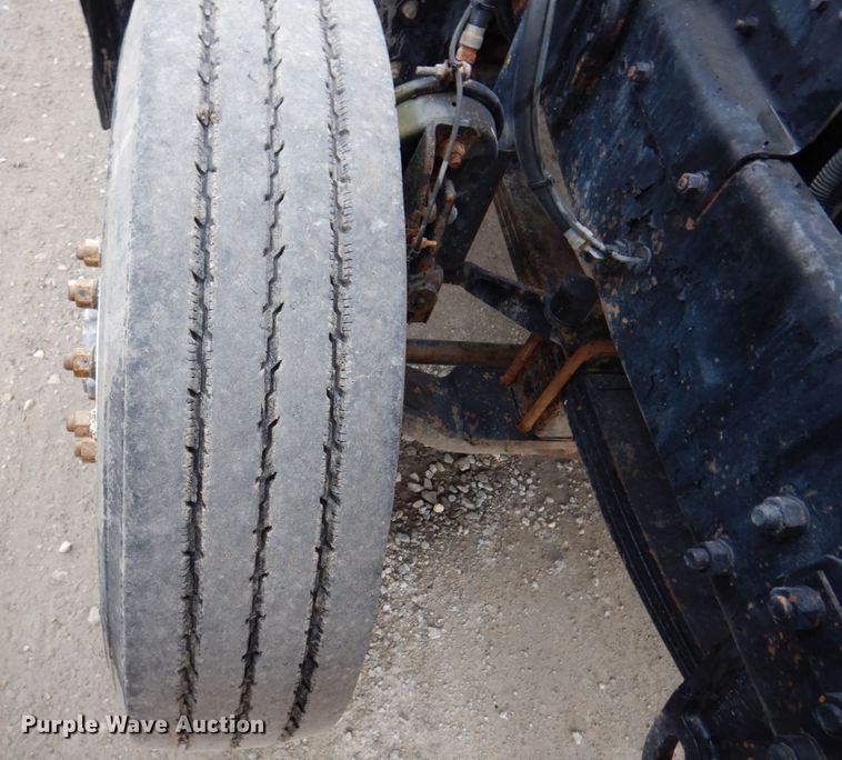 image for item IM9853 2002 Mack RD Series  semi truck