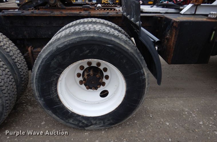 image for item IM9853 2002 Mack RD Series  semi truck