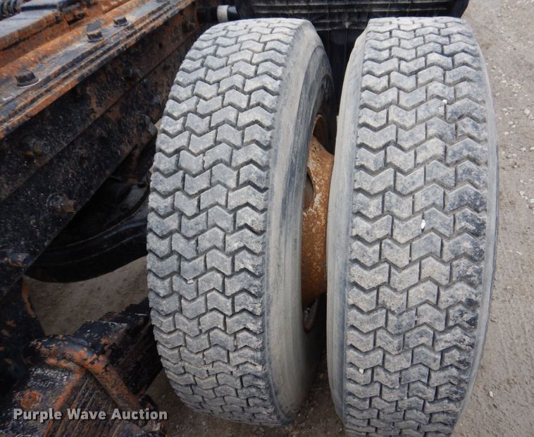 image for item IM9853 2002 Mack RD Series  semi truck