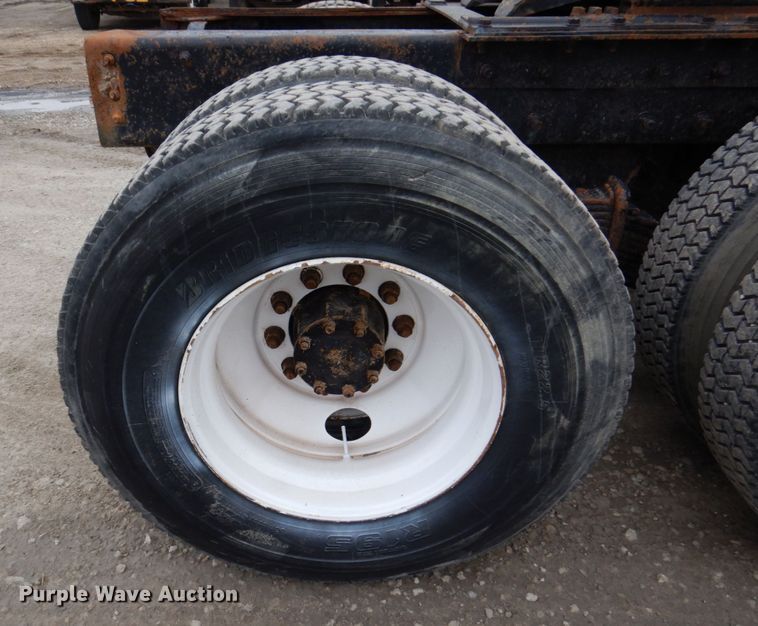 image for item IM9853 2002 Mack RD Series  semi truck