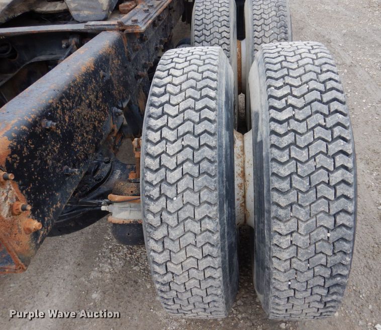 image for item IM9853 2002 Mack RD Series  semi truck