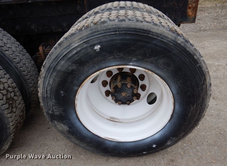 image for item IM9853 2002 Mack RD Series  semi truck