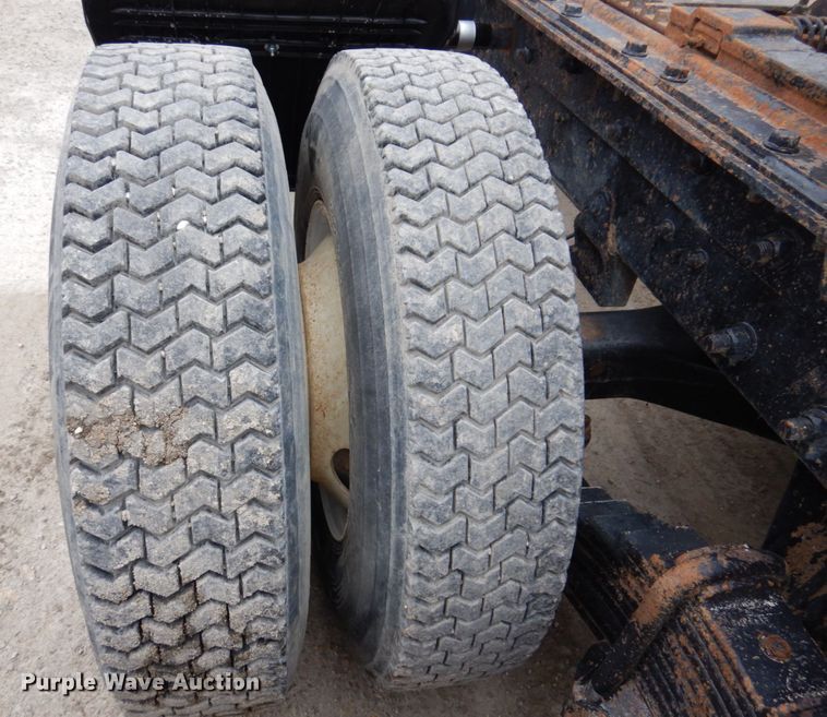 image for item IM9853 2002 Mack RD Series  semi truck