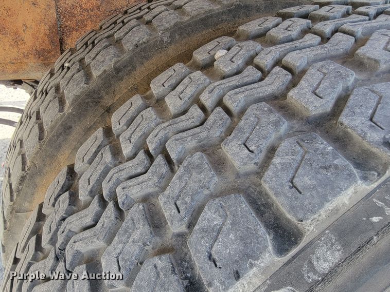 image for item JL9450 2005 Mack CH600  roll-off container truck