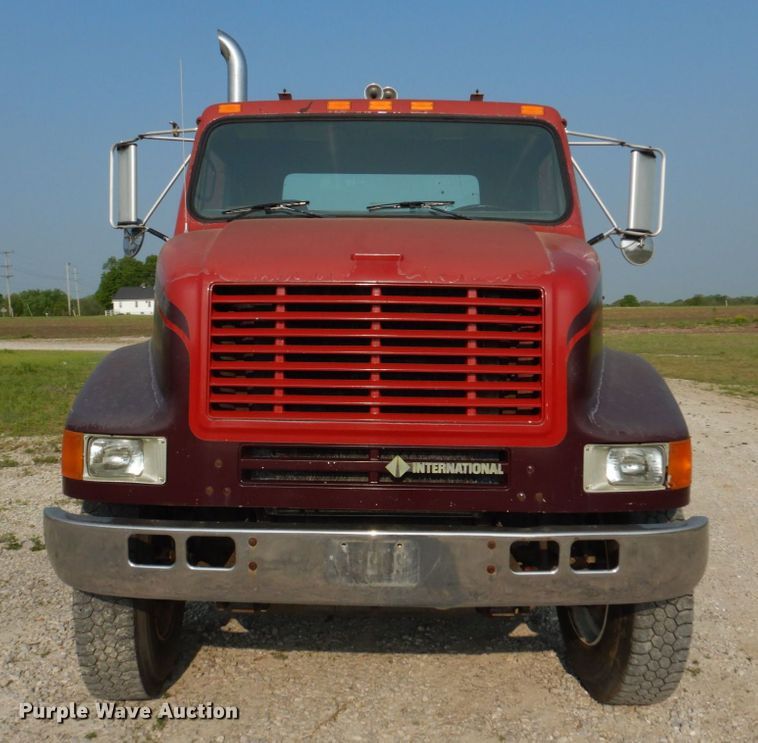 image for item KD9054 1993 International 8100  semi truck