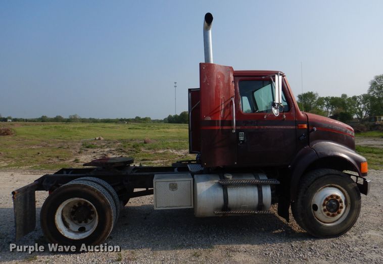 image for item KD9054 1993 International 8100  semi truck
