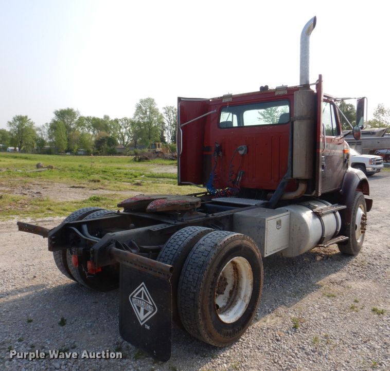 image for item KD9054 1993 International 8100  semi truck