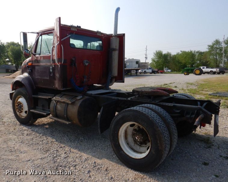 image for item KD9054 1993 International 8100  semi truck