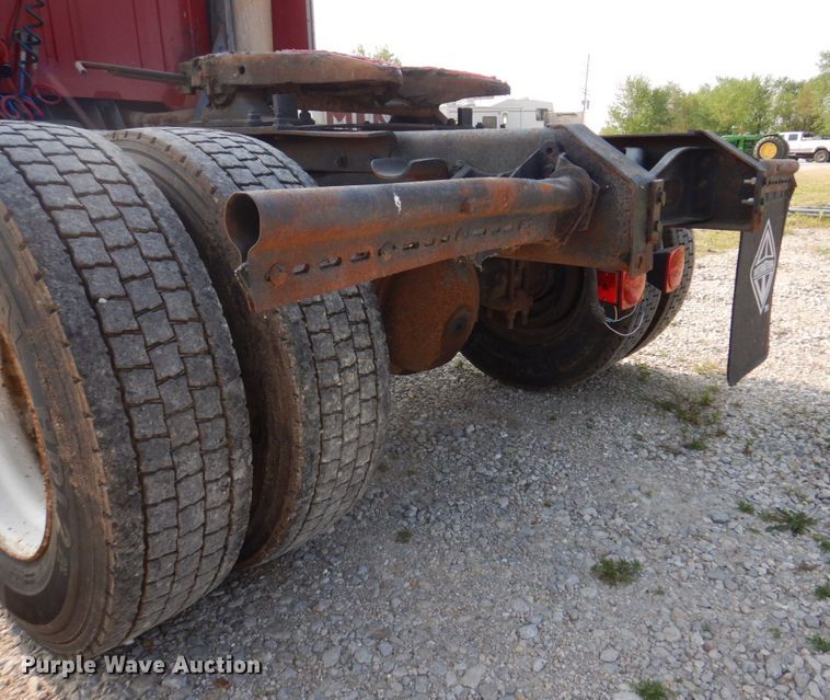 image for item KD9054 1993 International 8100  semi truck