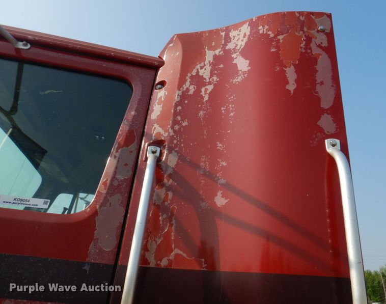 image for item KD9054 1993 International 8100  semi truck