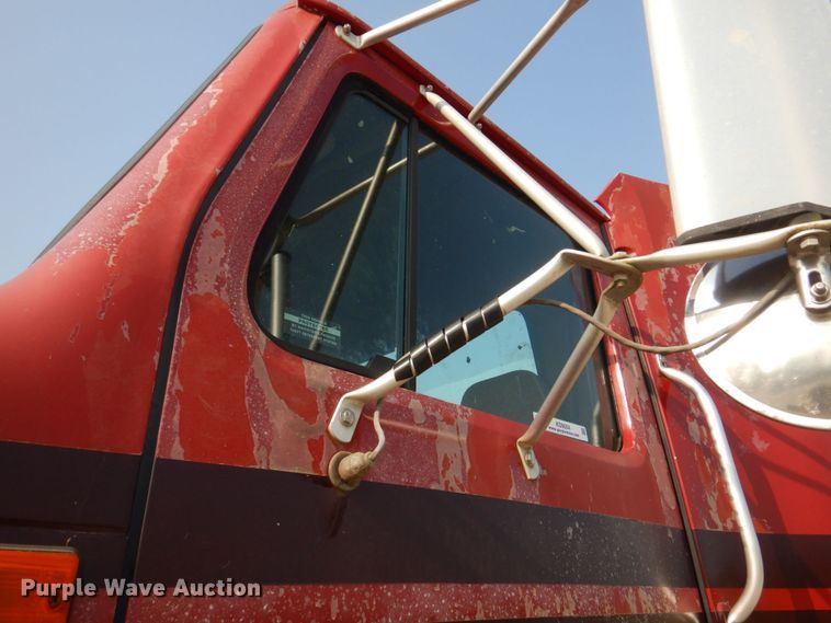 image for item KD9054 1993 International 8100  semi truck