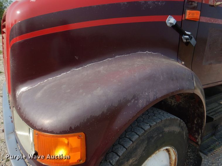 image for item KD9054 1993 International 8100  semi truck