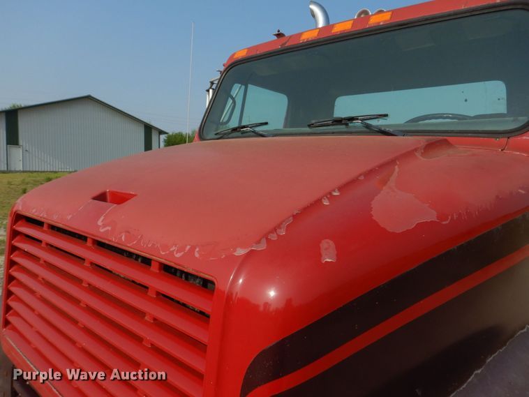 image for item KD9054 1993 International 8100  semi truck