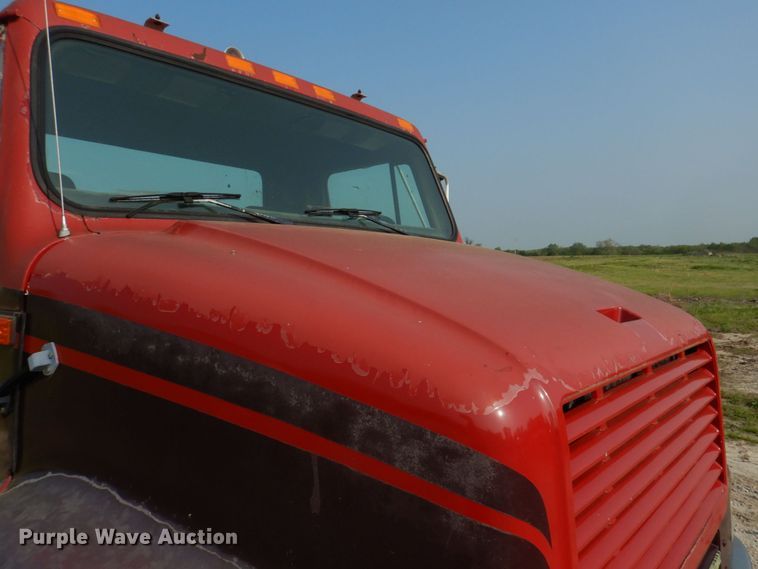 image for item KD9054 1993 International 8100  semi truck