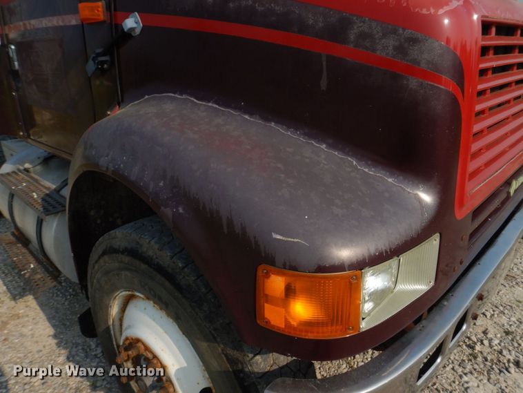 image for item KD9054 1993 International 8100  semi truck