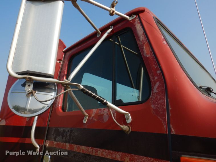 image for item KD9054 1993 International 8100  semi truck