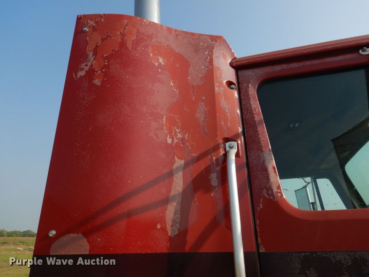 image for item KD9054 1993 International 8100  semi truck