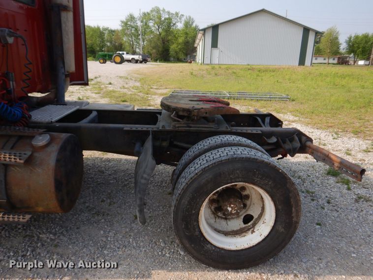 image for item KD9054 1993 International 8100  semi truck