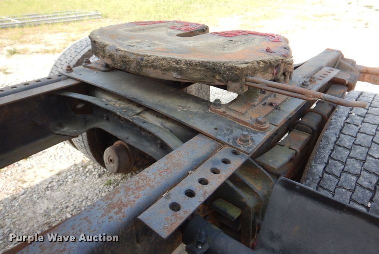 image for item KD9054 1993 International 8100  semi truck