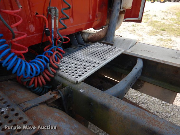 image for item KD9054 1993 International 8100  semi truck