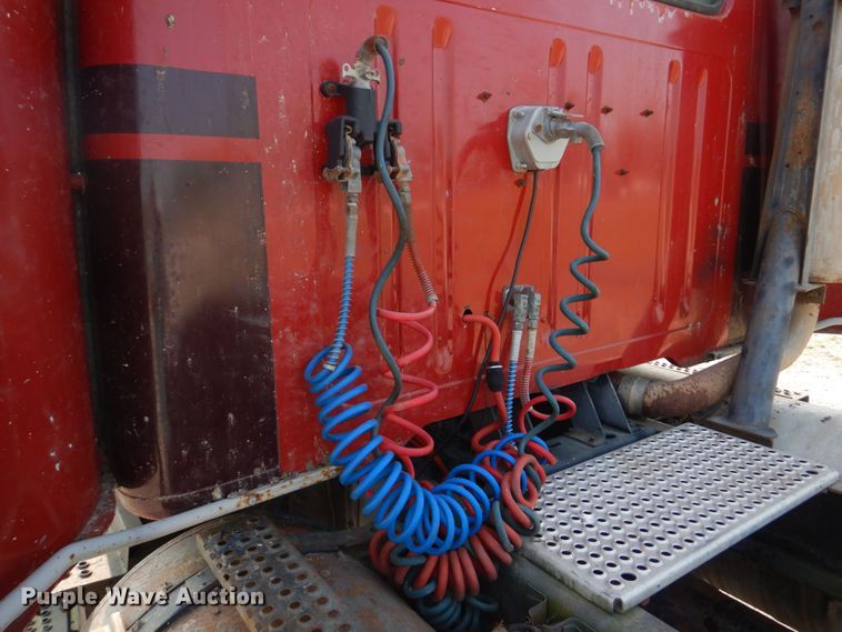 image for item KD9054 1993 International 8100  semi truck