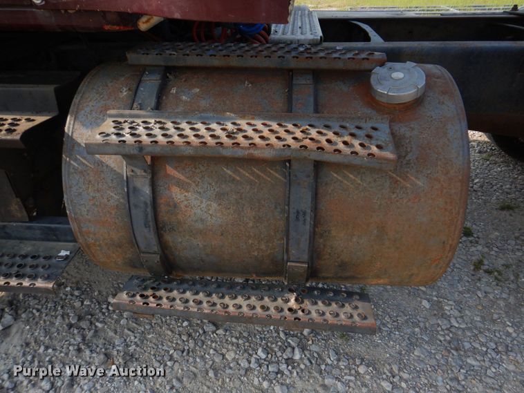 image for item KD9054 1993 International 8100  semi truck