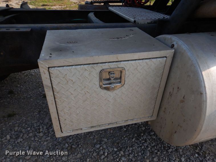 image for item KD9054 1993 International 8100  semi truck