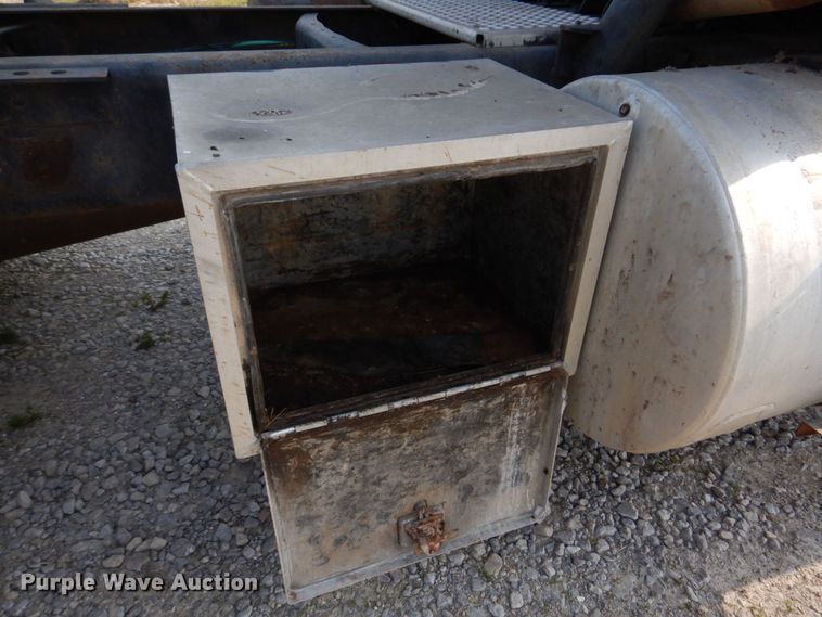 image for item KD9054 1993 International 8100  semi truck