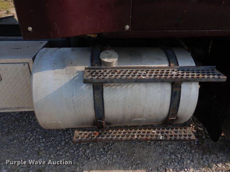 image for item KD9054 1993 International 8100  semi truck