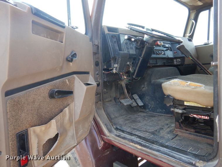 image for item KD9054 1993 International 8100  semi truck