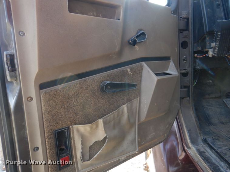 image for item KD9054 1993 International 8100  semi truck