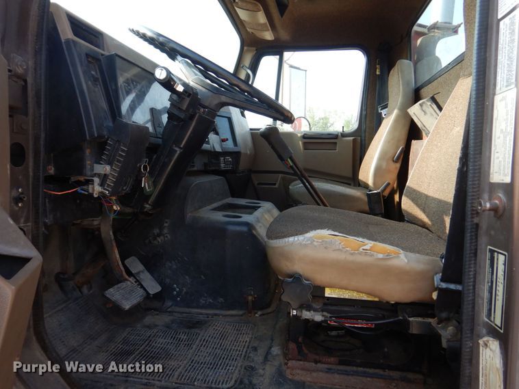 image for item KD9054 1993 International 8100  semi truck