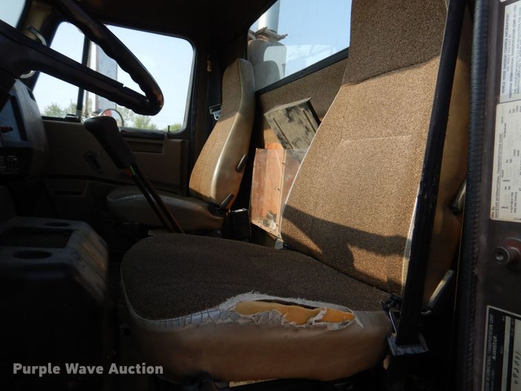 image for item KD9054 1993 International 8100  semi truck