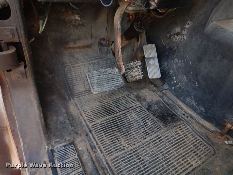 image for item KD9054 1993 International 8100  semi truck