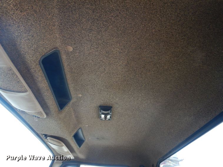 image for item KD9054 1993 International 8100  semi truck