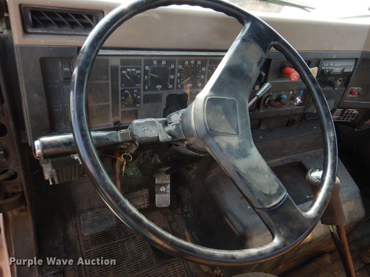 image for item KD9054 1993 International 8100  semi truck