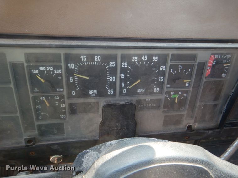 image for item KD9054 1993 International 8100  semi truck