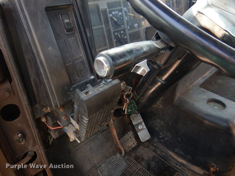 image for item KD9054 1993 International 8100  semi truck