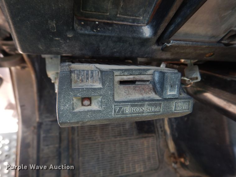 image for item KD9054 1993 International 8100  semi truck