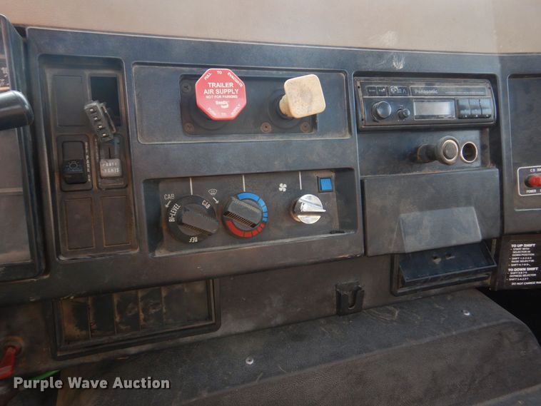 image for item KD9054 1993 International 8100  semi truck