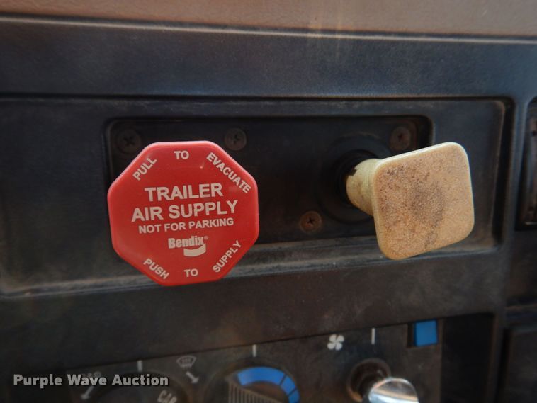 image for item KD9054 1993 International 8100  semi truck