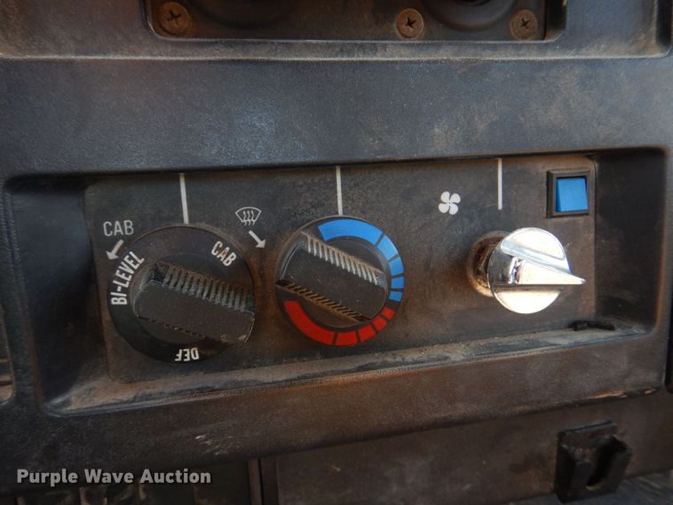 image for item KD9054 1993 International 8100  semi truck