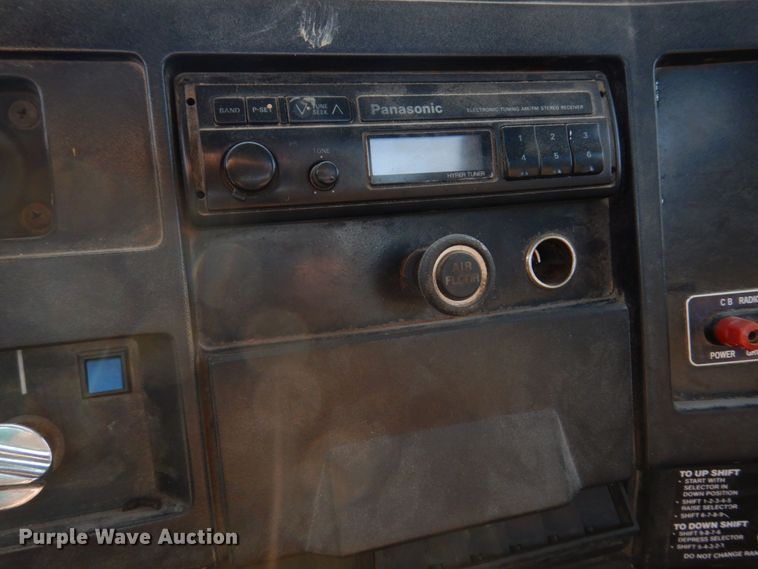 image for item KD9054 1993 International 8100  semi truck