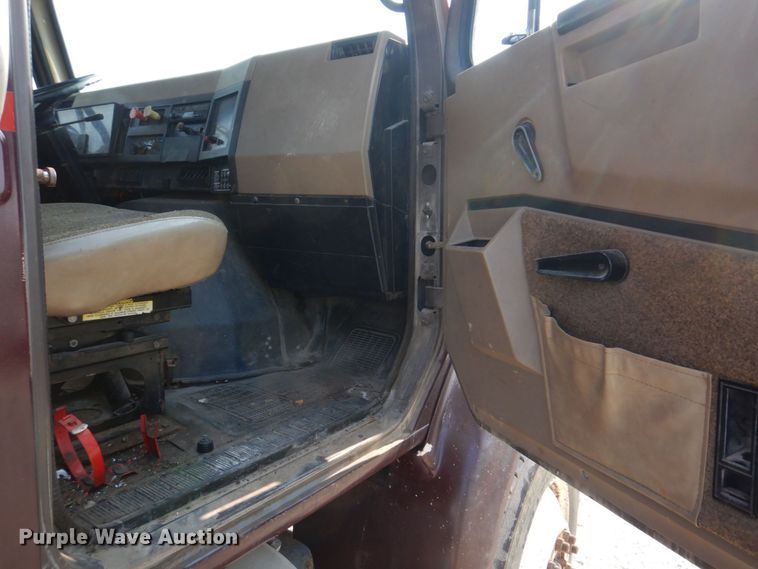 image for item KD9054 1993 International 8100  semi truck