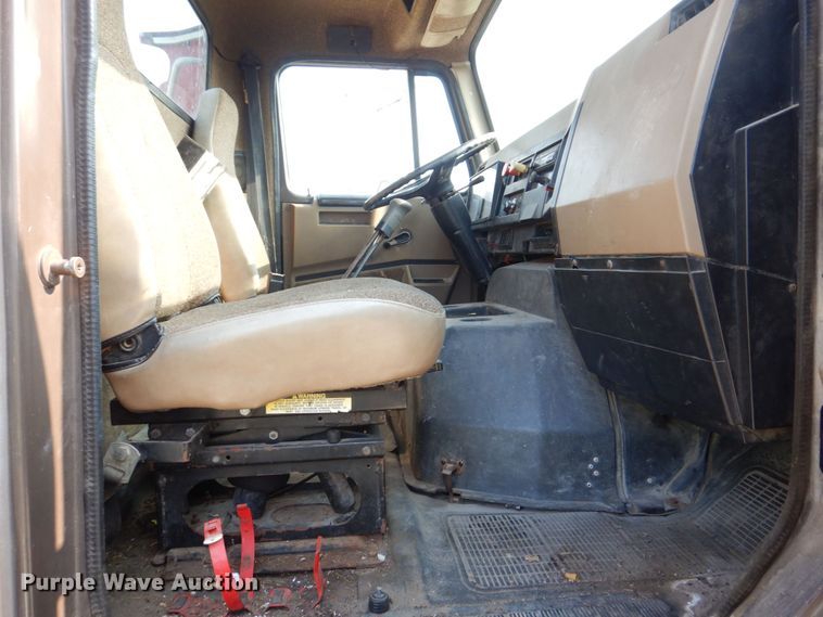 image for item KD9054 1993 International 8100  semi truck