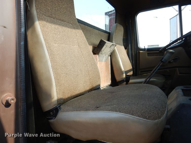 image for item KD9054 1993 International 8100  semi truck